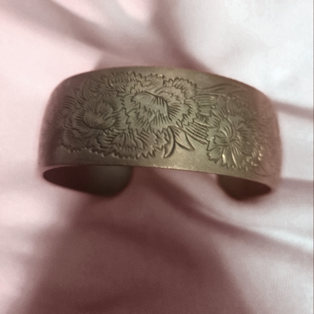 Wrist cuff - carnations